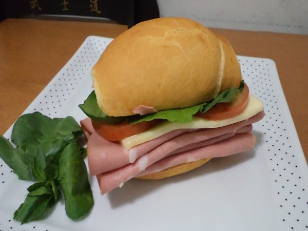 Lanche de presunto/mortadela da turma do Chaves