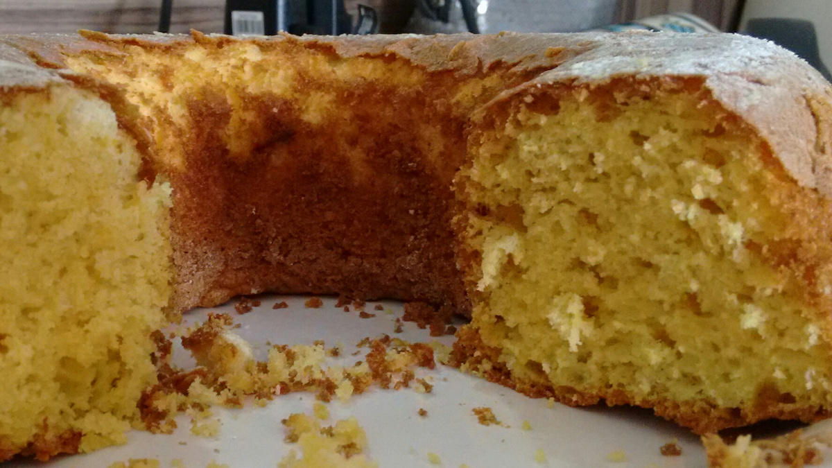 Bolo de milho verde e fécula de batata com cocada mole
