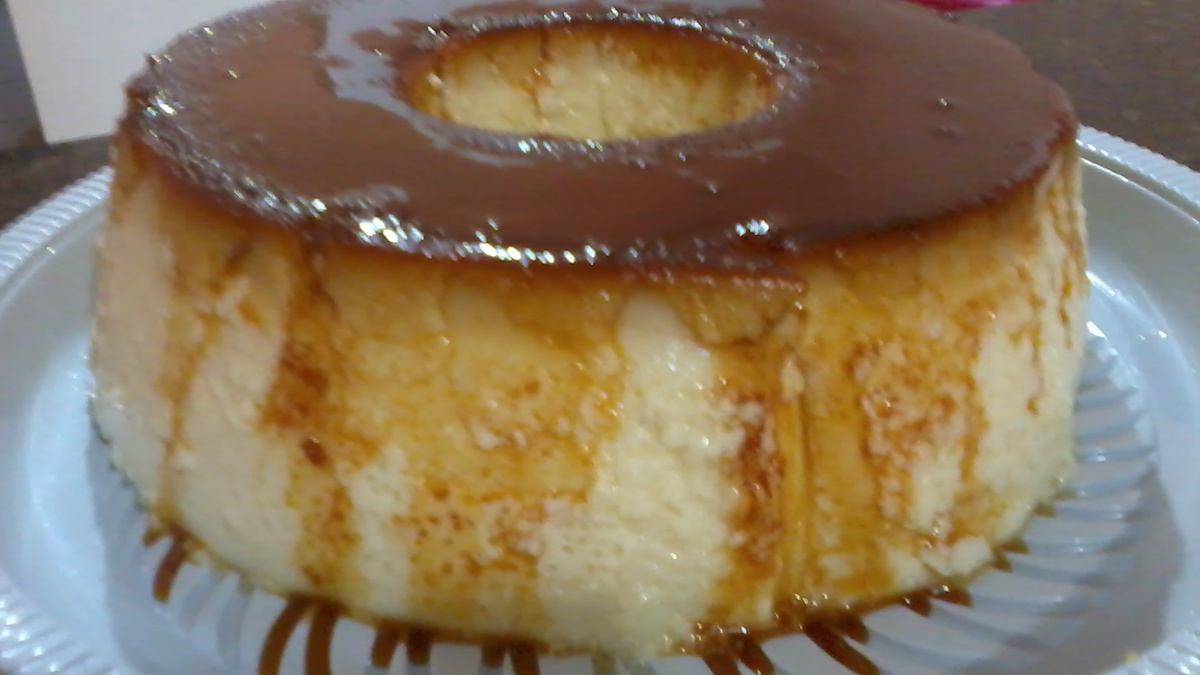 Pudim de pão de forma com calda de baunilha