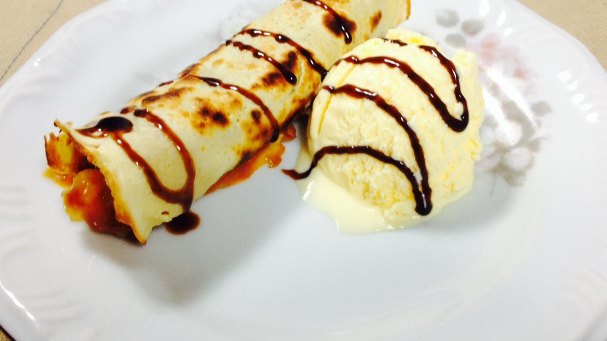 Panqueca de banana ao vinho branco e doce de leite