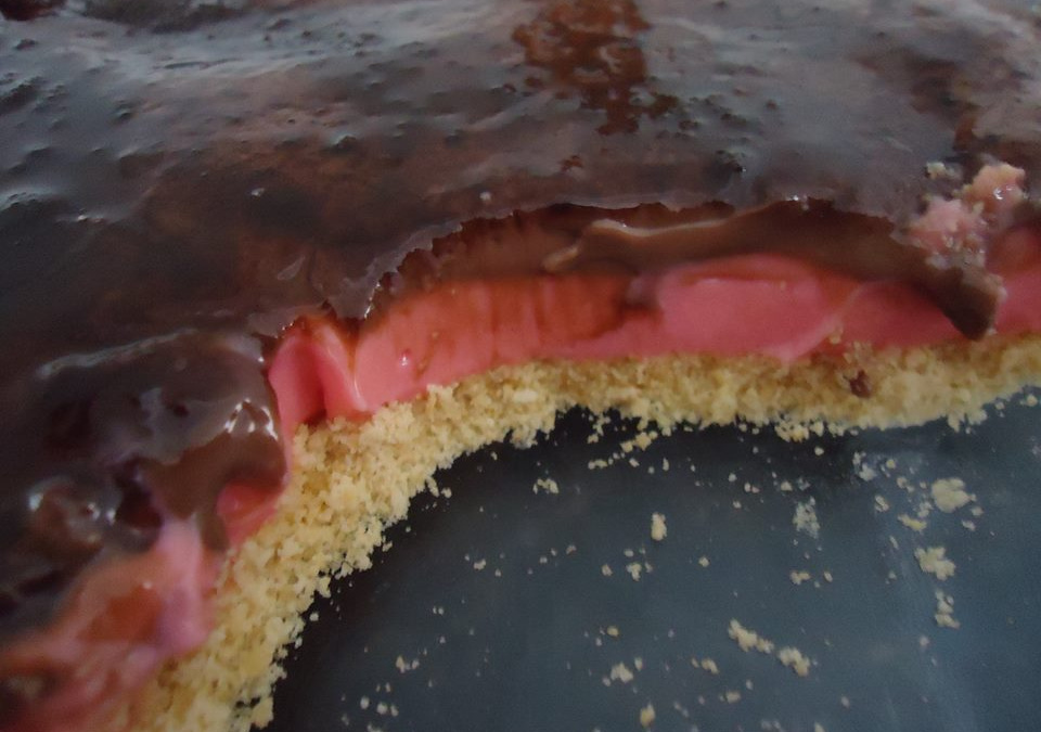 Sobremesa de morango e chocolate muito fácil e prática