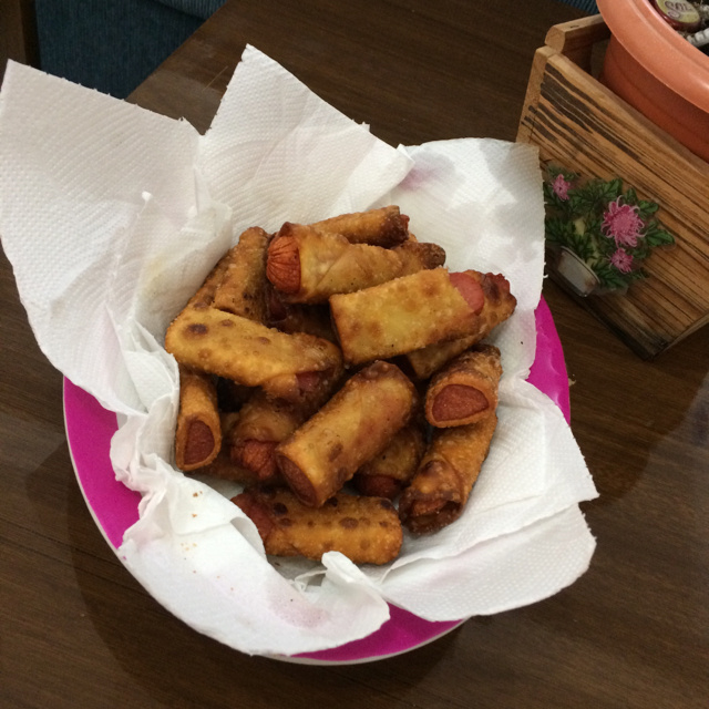 Enroladinho de salsicha com massa de pastel