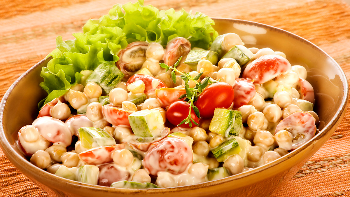 Salada de grão-de-bico e abobrinha