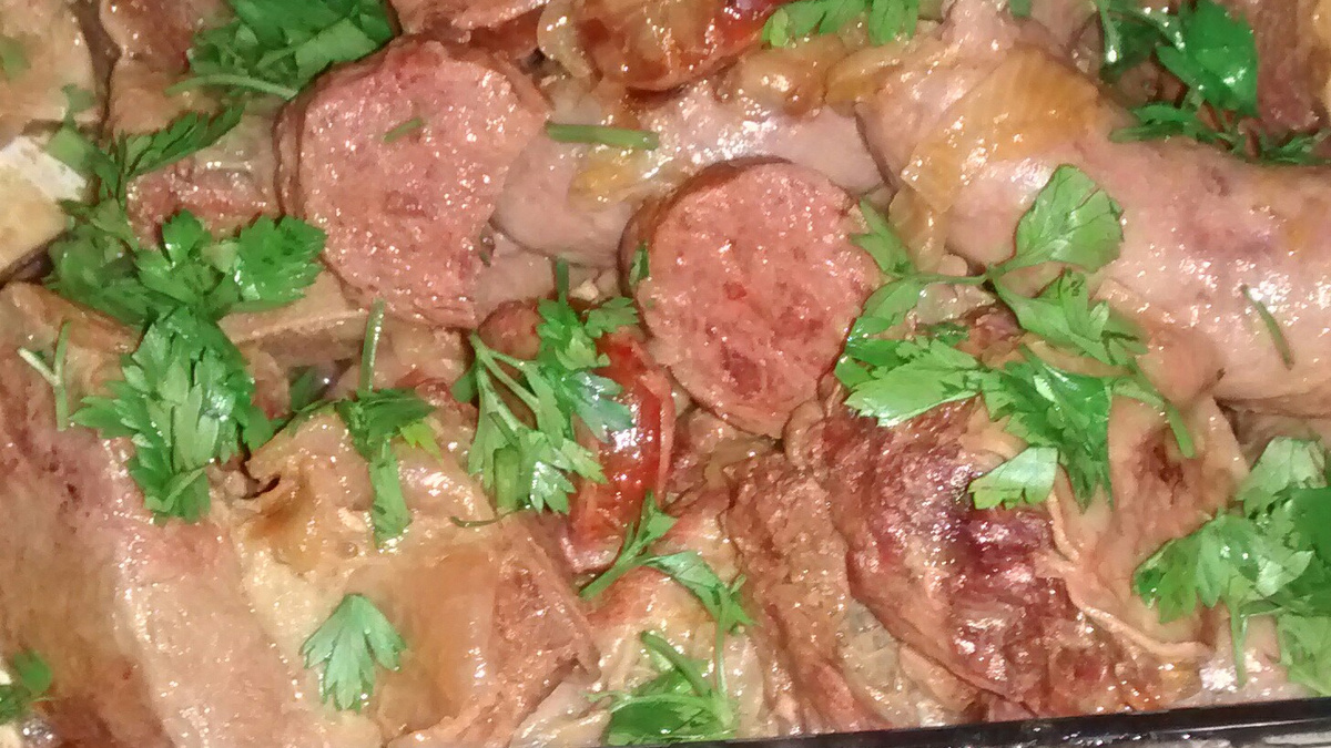 Carne de costela com linguiça na panela