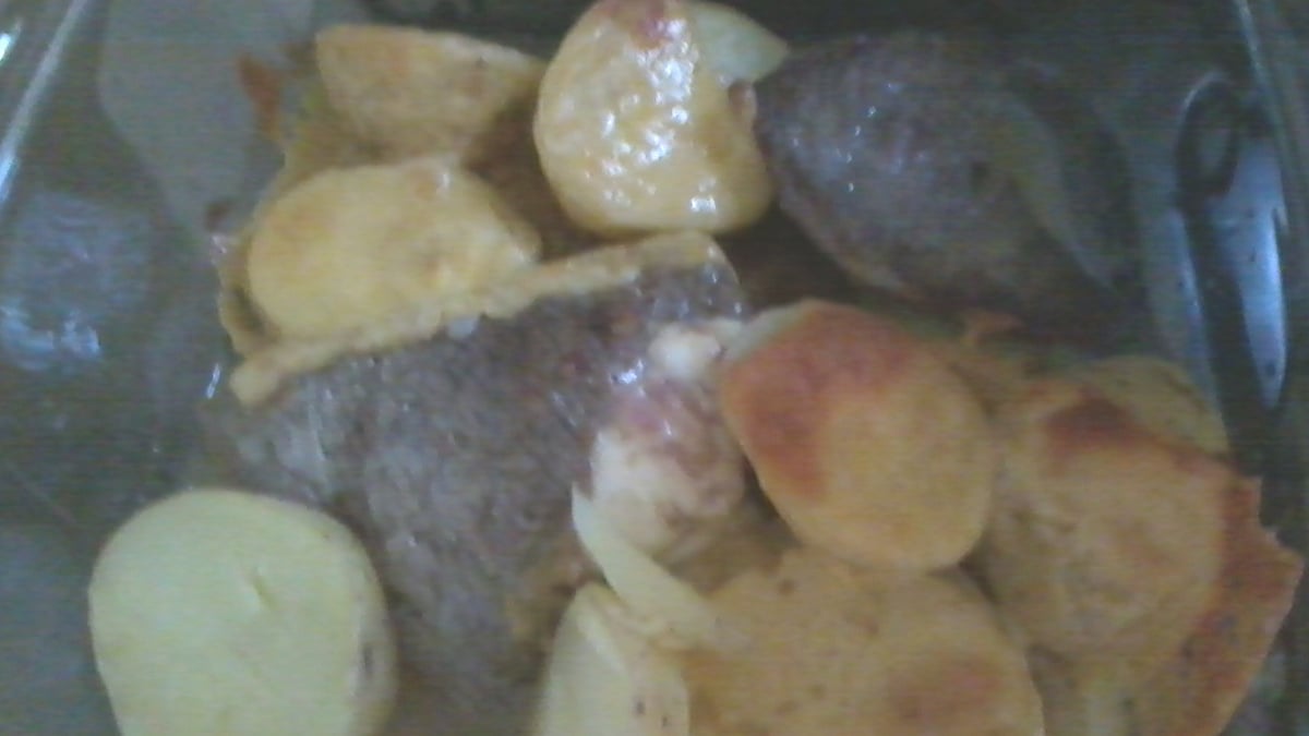 Bife com batatas assadas