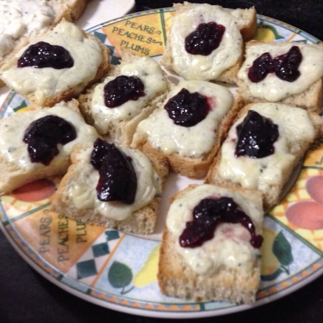 Canapé de gorgonzola com frutas vermelhas