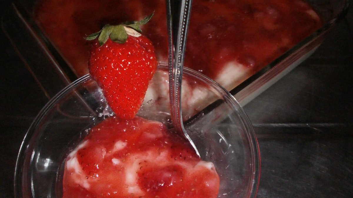Manjar com calda de morango