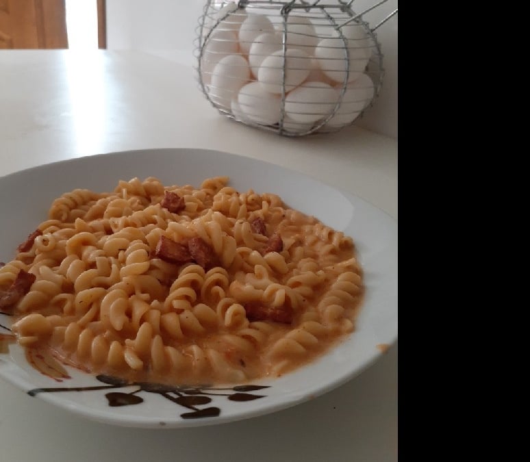 Macarrão cremoso com calabresa na panela de pressão