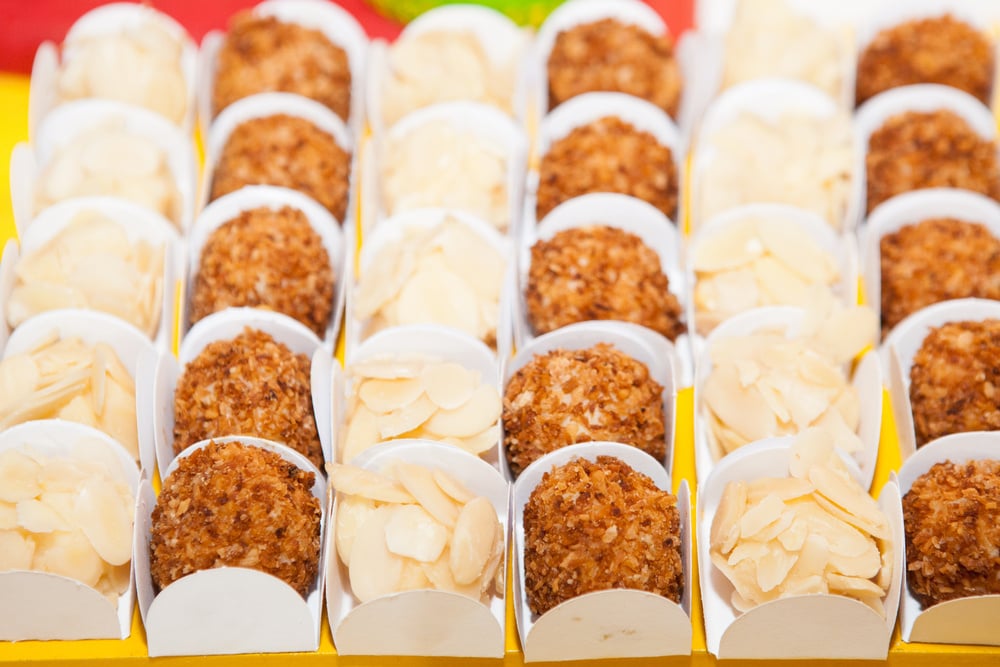 Coxinha de brigadeiro branco com recheio de morango