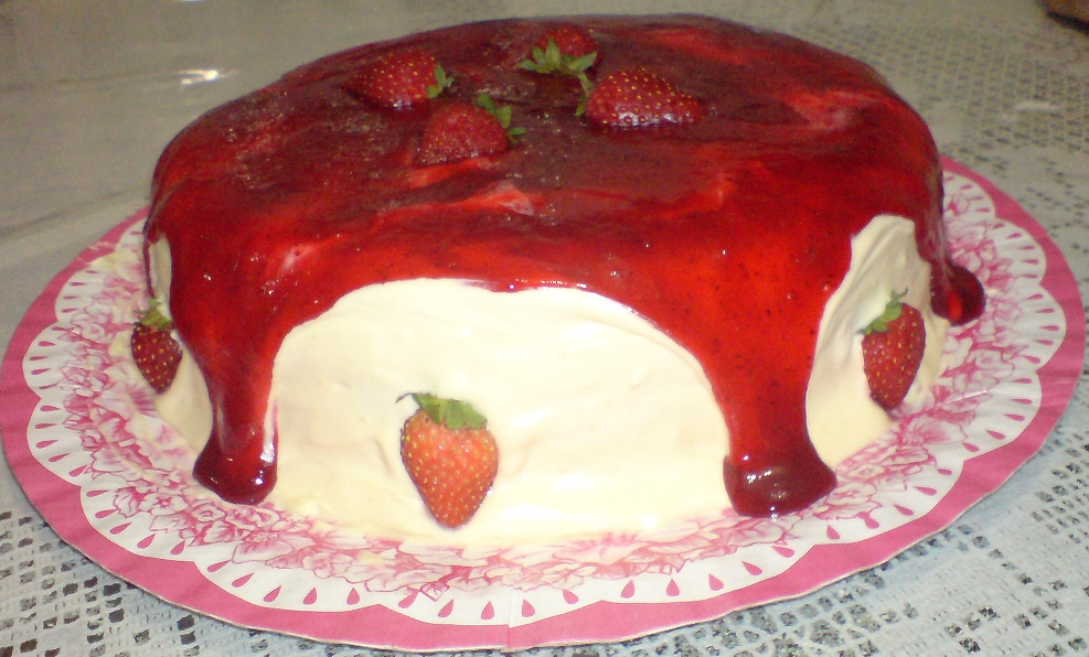 Bolo de morango e pêssegos