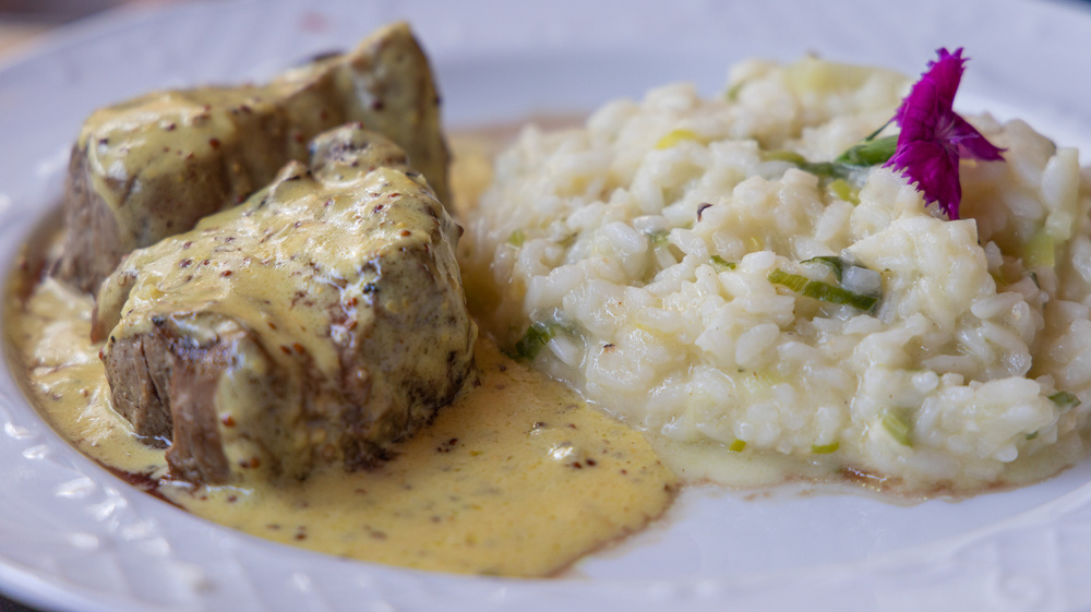 Filé mignon ao molho de mostarda com risoto de alho-poró