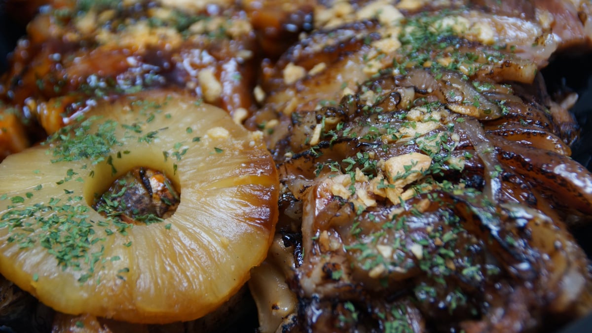 Pernil assado com abacaxi