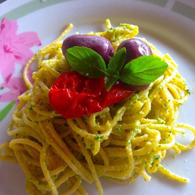 Macarrão ao molho pesto