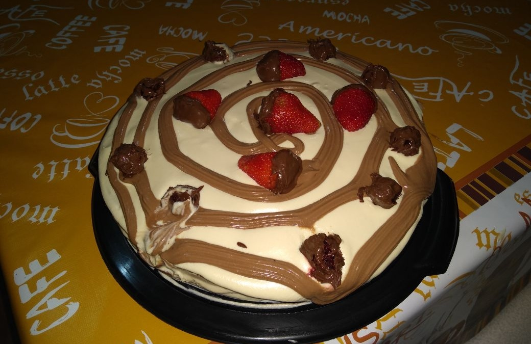 Bolo de creme de avelã com leite em pó