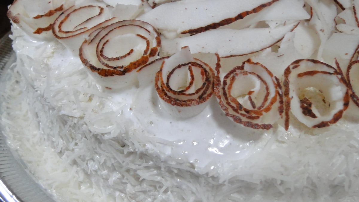 Bolo de coco com ameixa