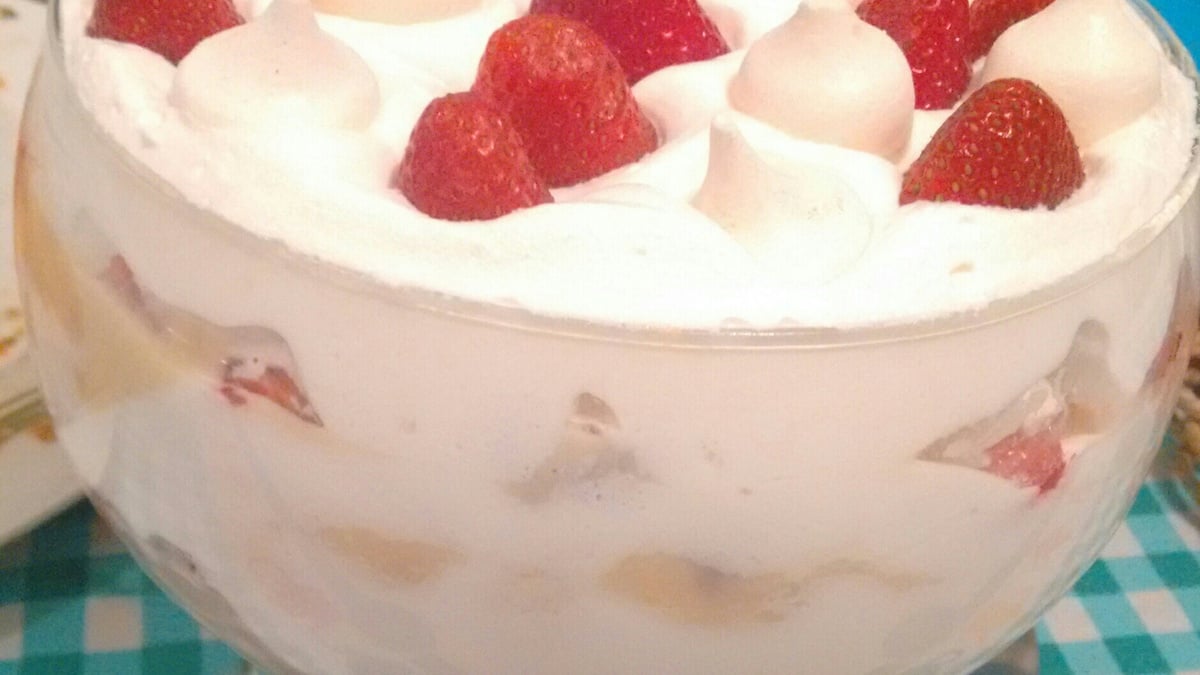 Sobremesa de suspiro com morango
