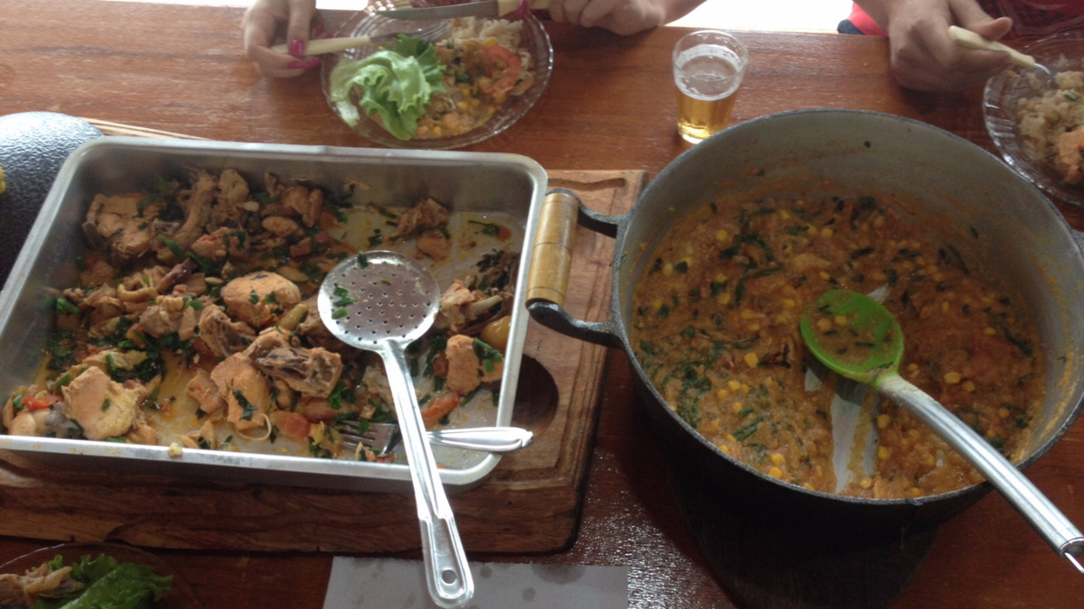 Frango caipira com viradinho de milho no fogão a lenha