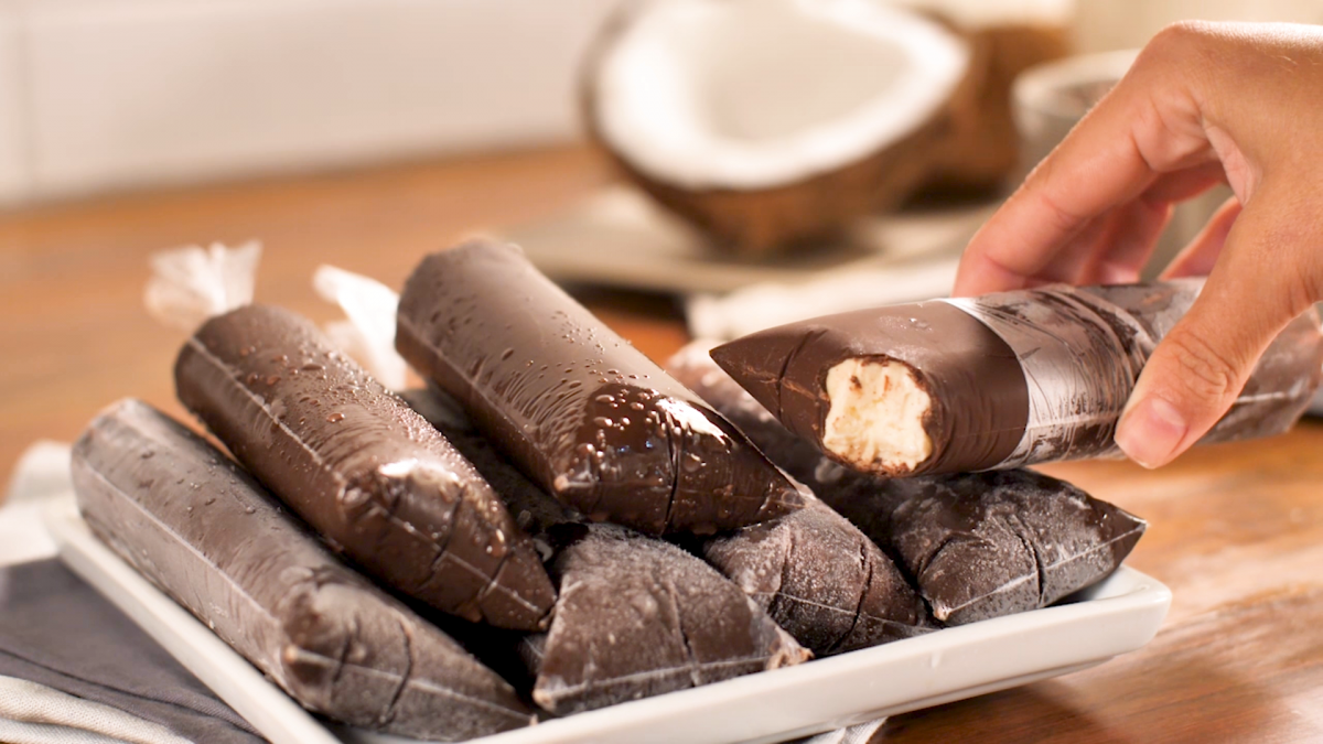 Geladinho com casquinha de chocolate