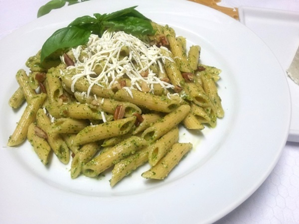 Penne integral ao molho pesto e ricota