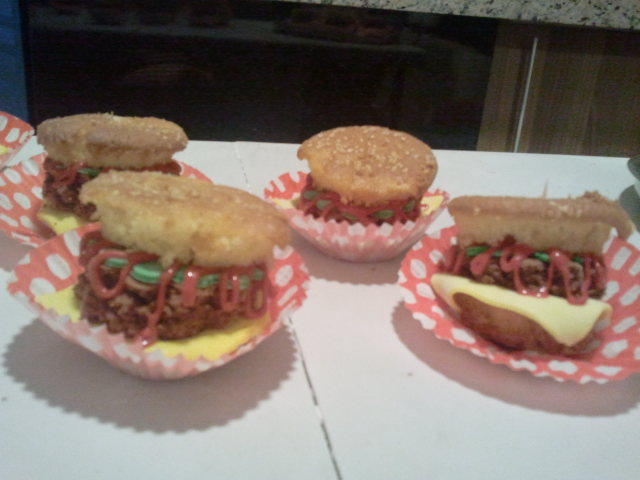 Cupcake com formato de hambúrguer