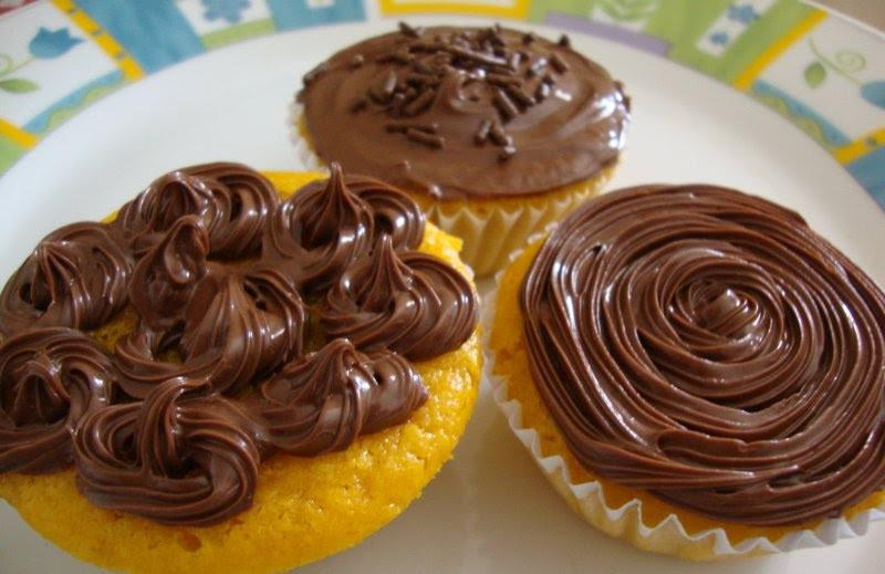 Bolinhos de cenoura com cobertura de ganache de chocolate