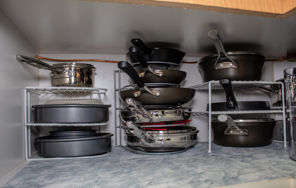 A sua cozinha vai ficar maior com essas dicas de como organizar panelas e  tampas nos armários - TudoGostoso