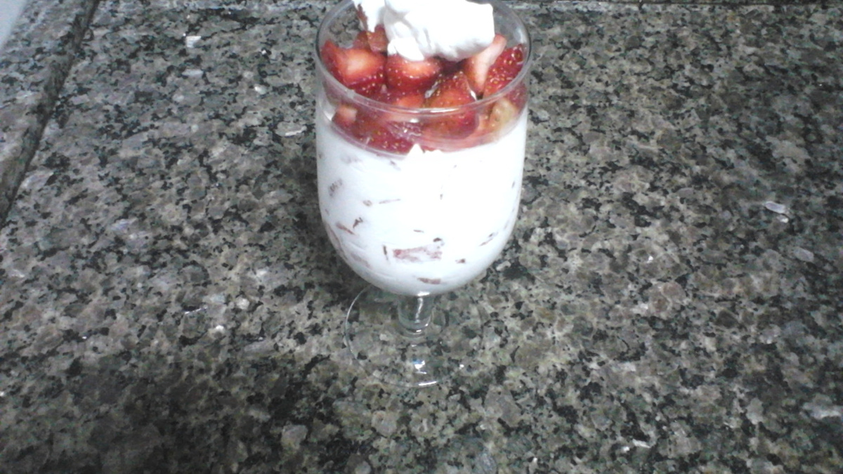Morango com chantilly e suspiro