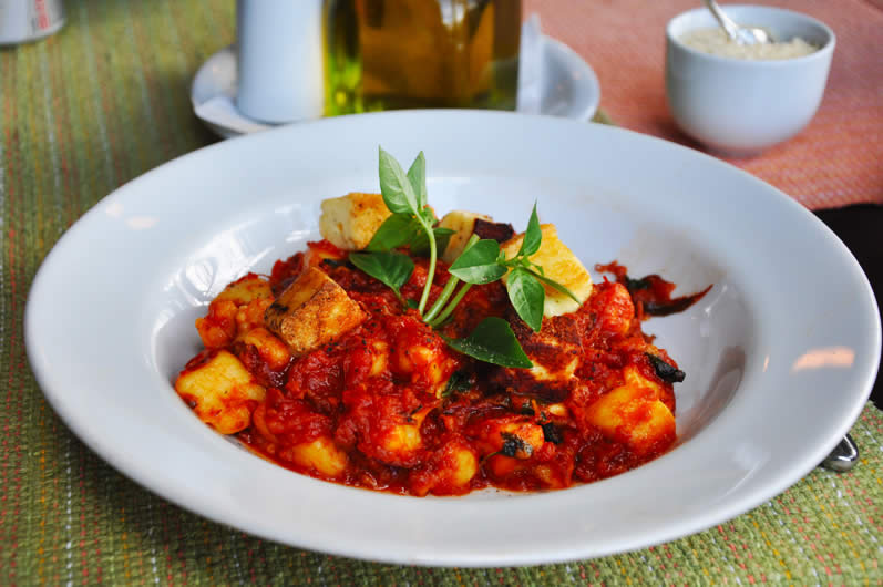 Nhoque de mandioca com ragu de carne seca e queijo coalho