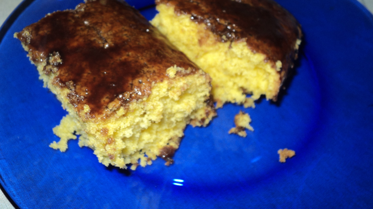Bolo de cenoura com calda de chocolate