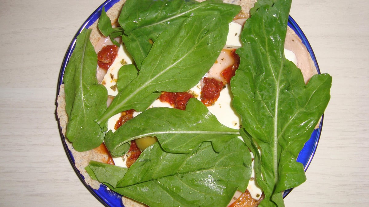 Pizza Light com tomate seco e rúcula