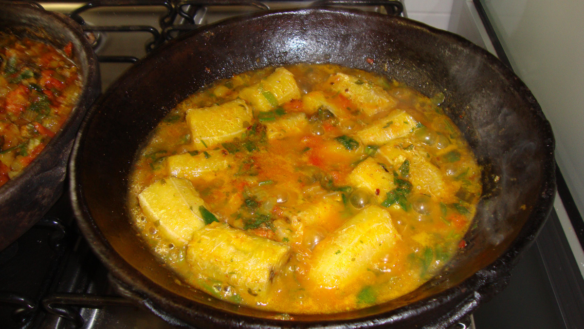Peixe miraguaia com banana da terra