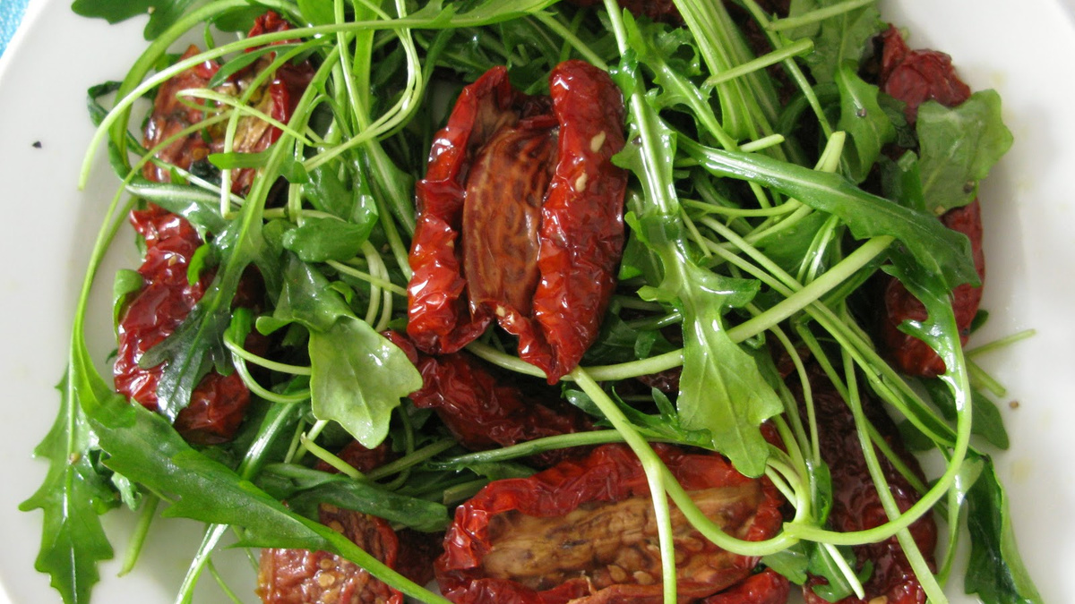 Salada de rúcula com tomate seco