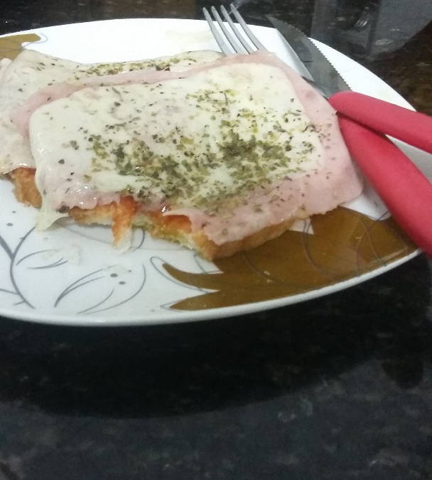 Pizza de pão no micro-ondas