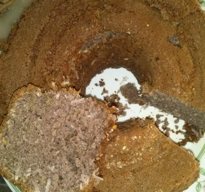 Bolo de açaí com coco ralado