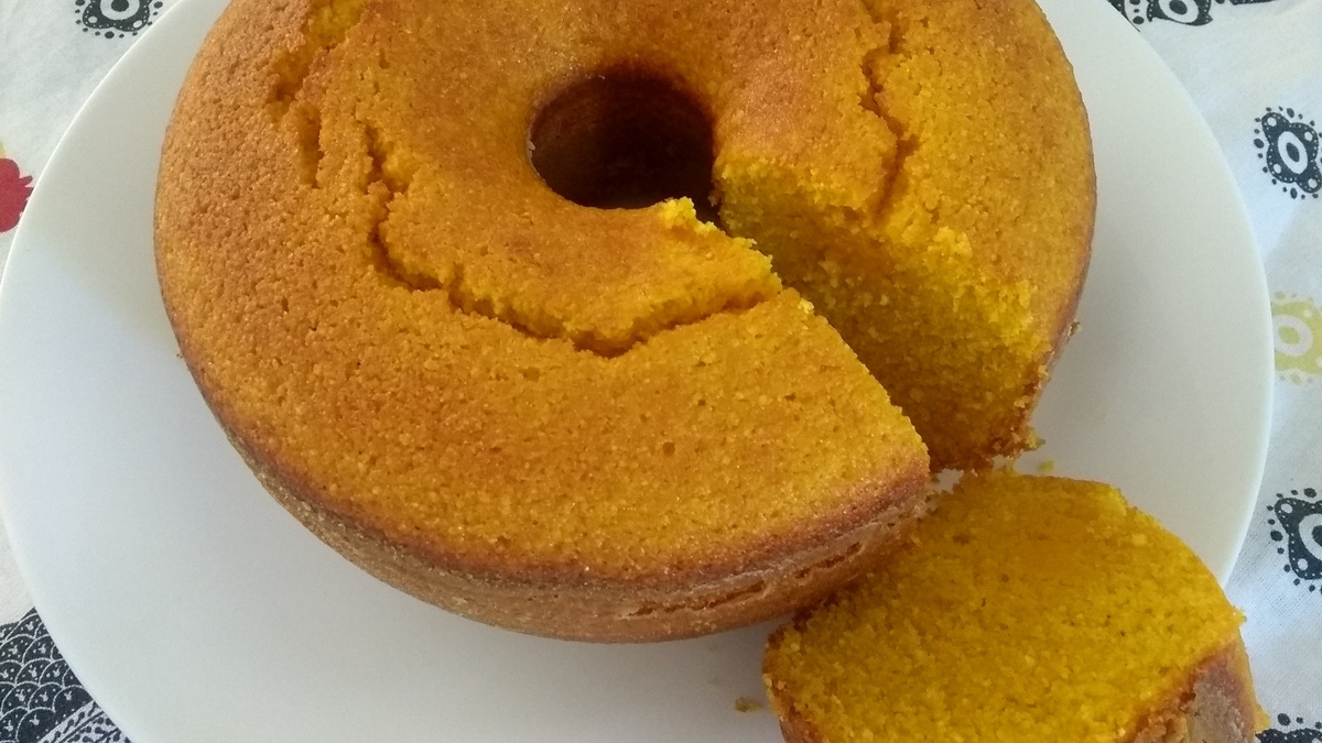 Bolo de milho com cenoura