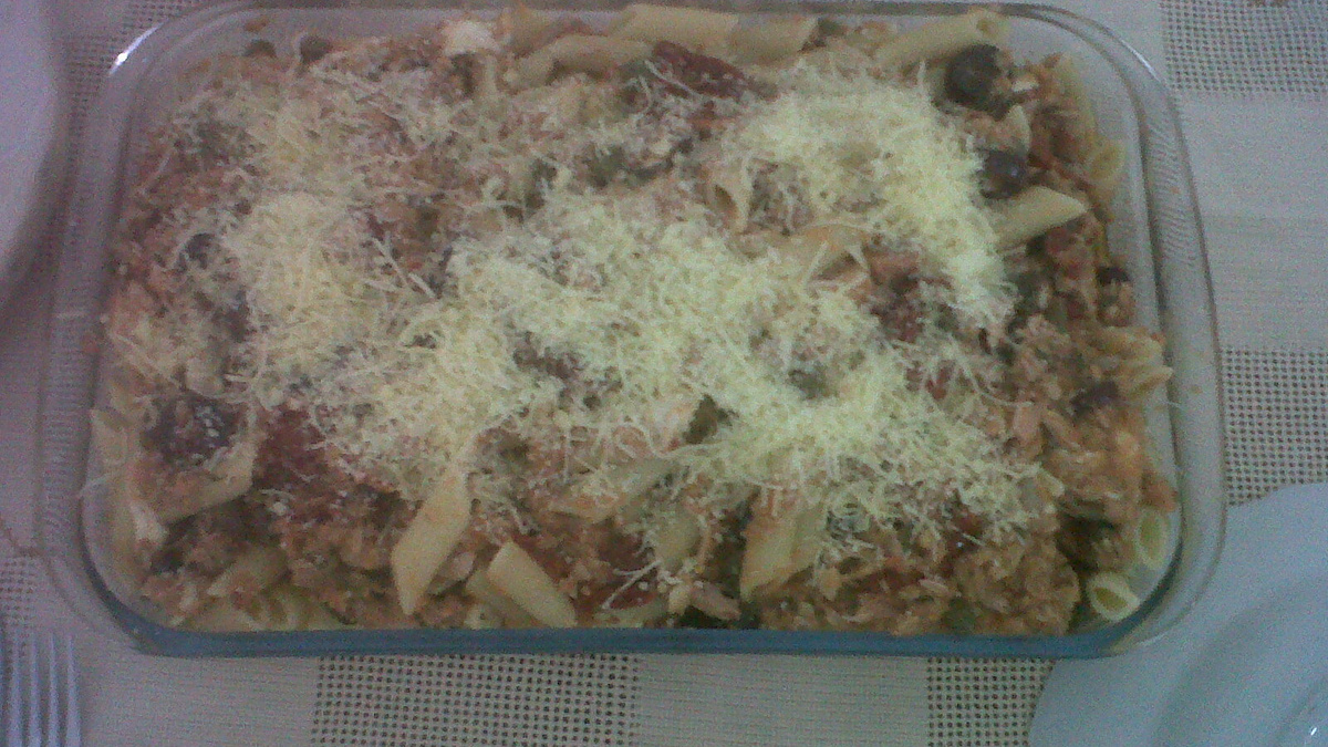 Penne com atum e alcaparras