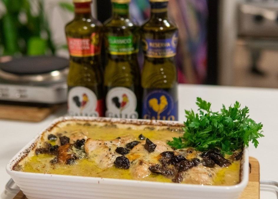 Peito de frango gratinado com gorgonzola e ameixa