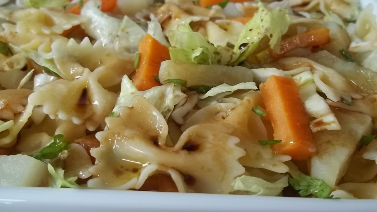 Salada de macarrão,legumes e verduras