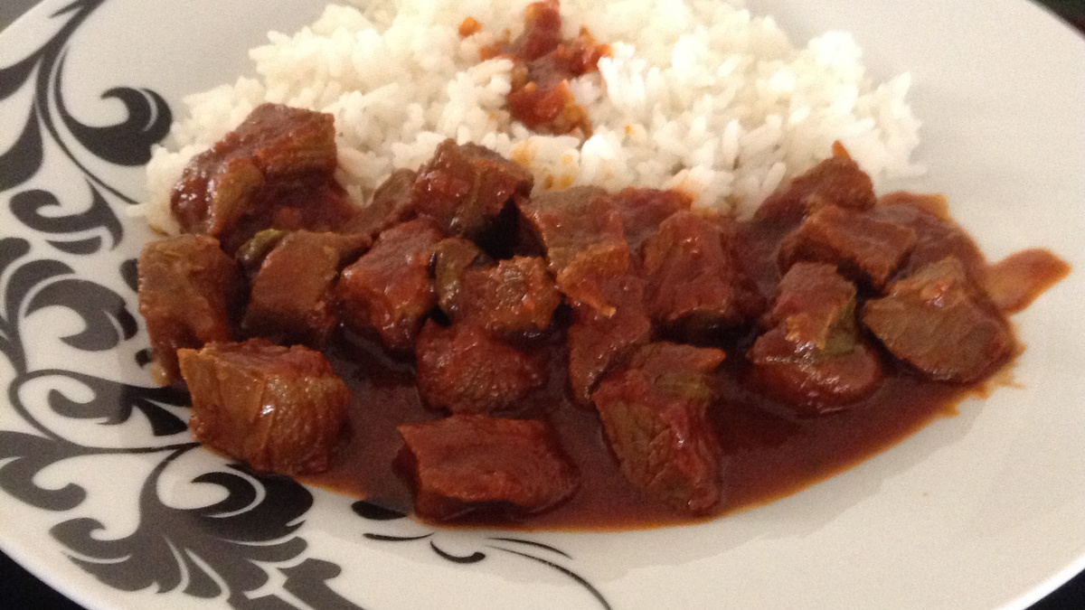 Carne macia ao molho de tomates e cerveja