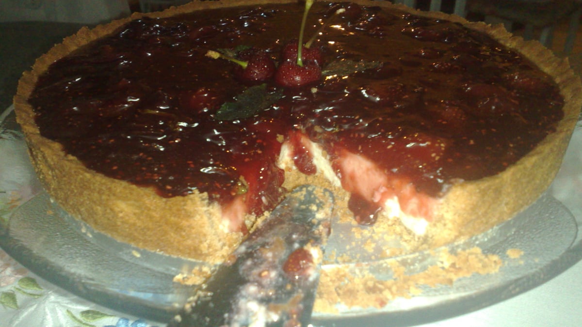 Cheesecake com calda de frutas vermelhas