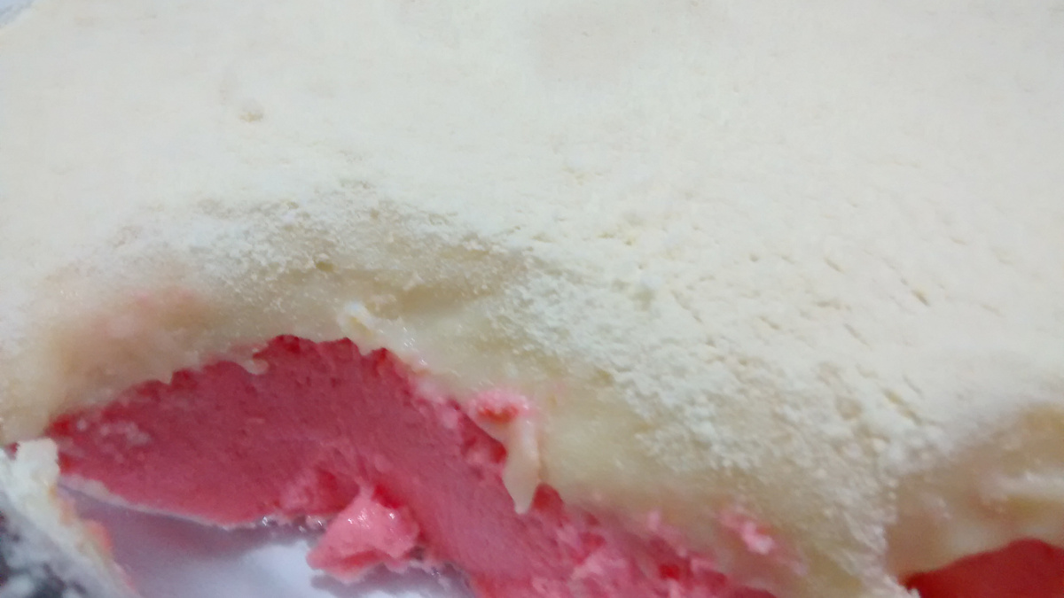 Gelatina de morango cremosa com creme de leite ninho