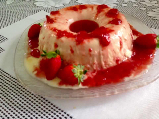 Pudim de iogurte grego com calda de morango