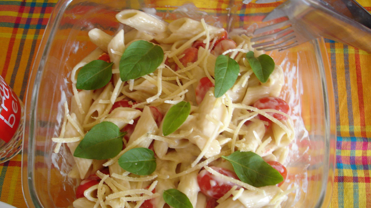 Macarrão integral rápido com tomate cereja