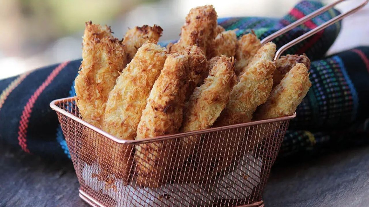 Iscas de frango empanadas com coco na airfryer