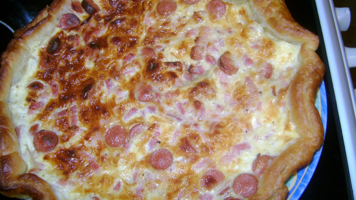 Torta folhada com recheio de salsicha