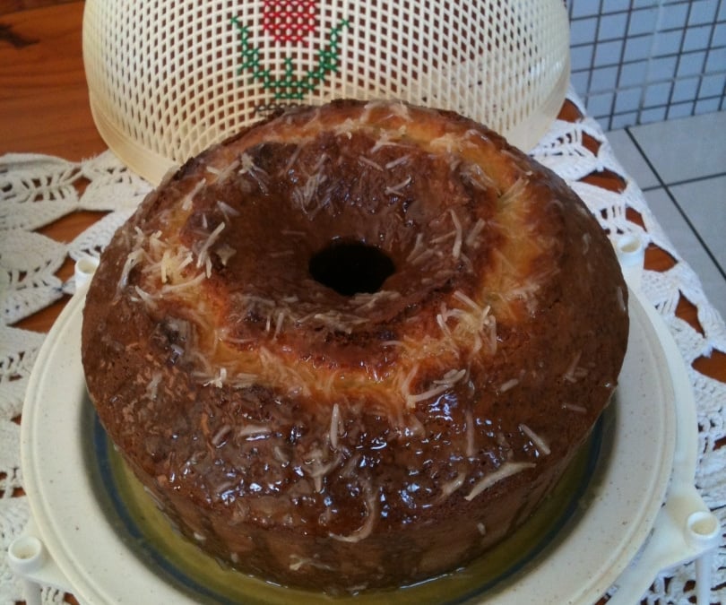 Bolo de Iogurte com calda de laranja e coco