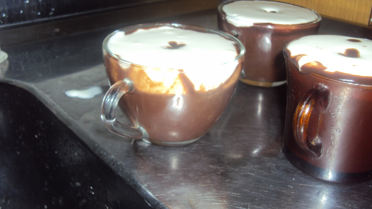 Chocolate quente simples com chantilly caseiro
