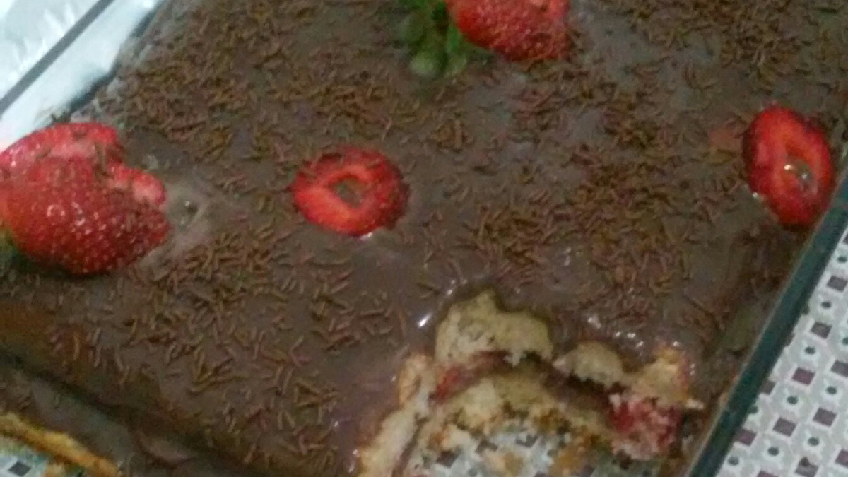 Bolo de baunilha com morangos