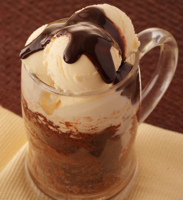 Bolo de caneca com sorvete e calda de chocolate
