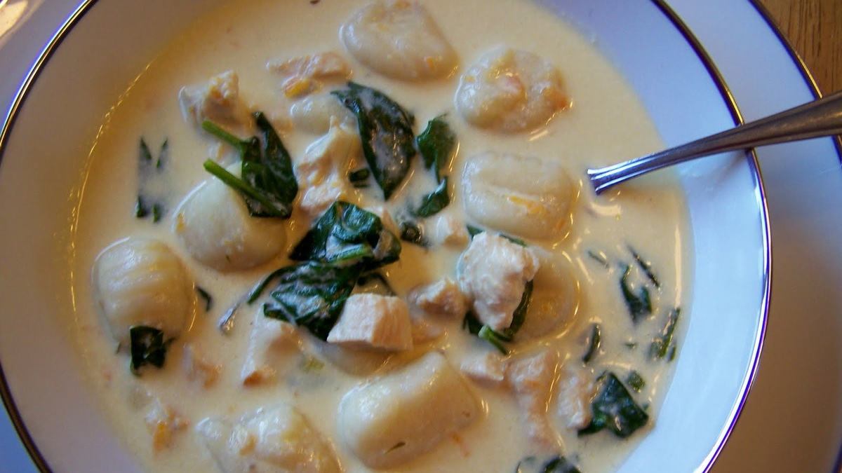 Sopa de frango com nhoque